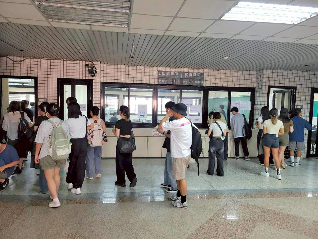 預備鈴聲響起，考生們陸續進入試場