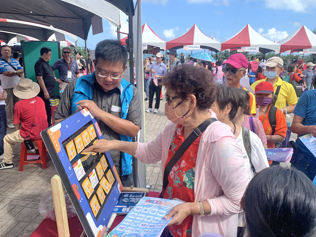 本會同仁與民眾互動溝通及宣導(二)