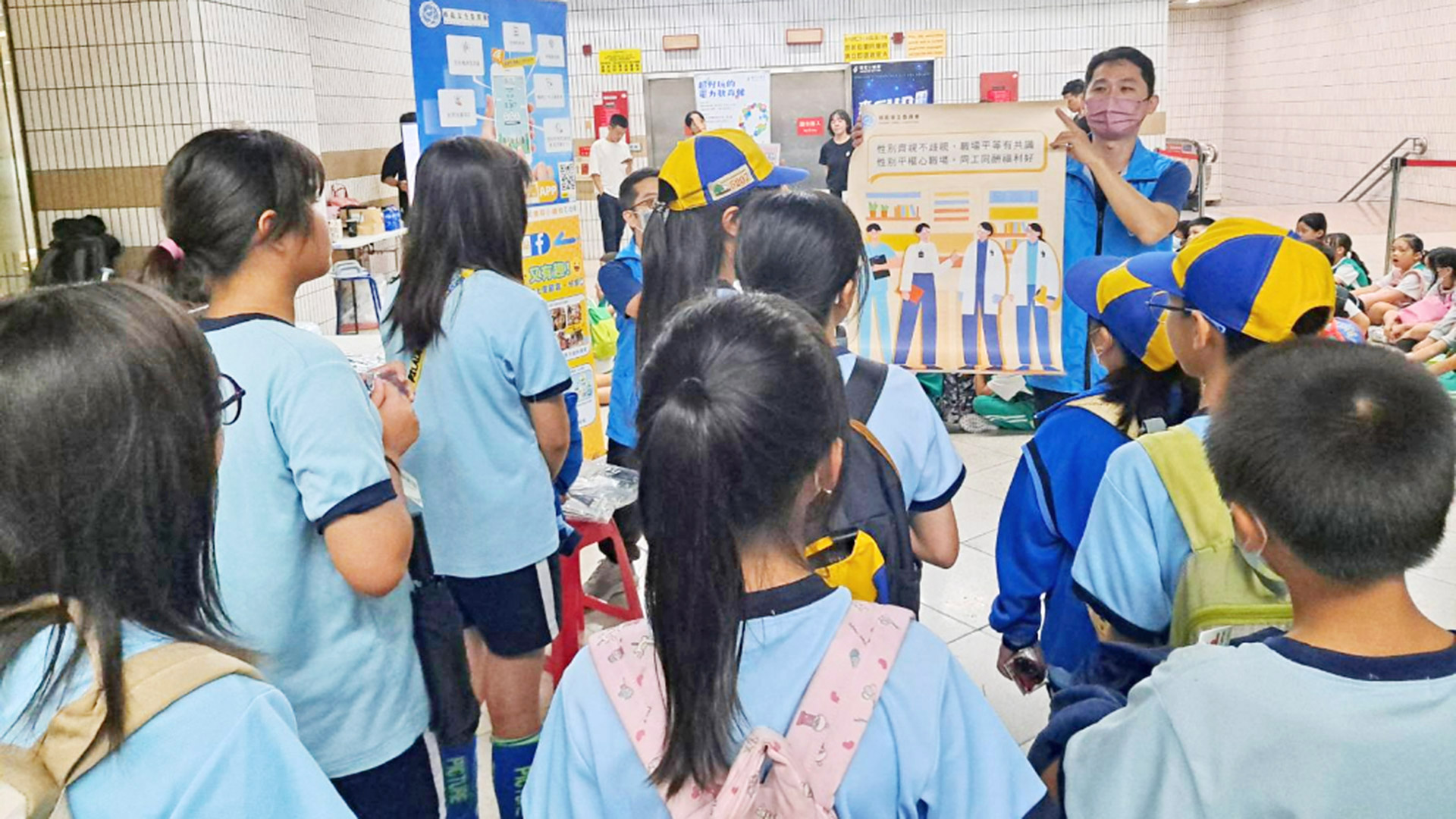 與學童宣傳職業不分性別的性平概念