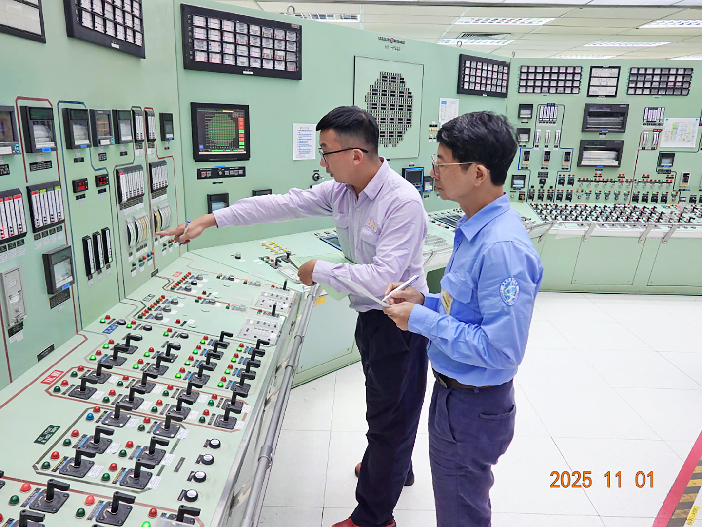 核安會視察員於2號機主控制室查核值班人員掌握機組狀況