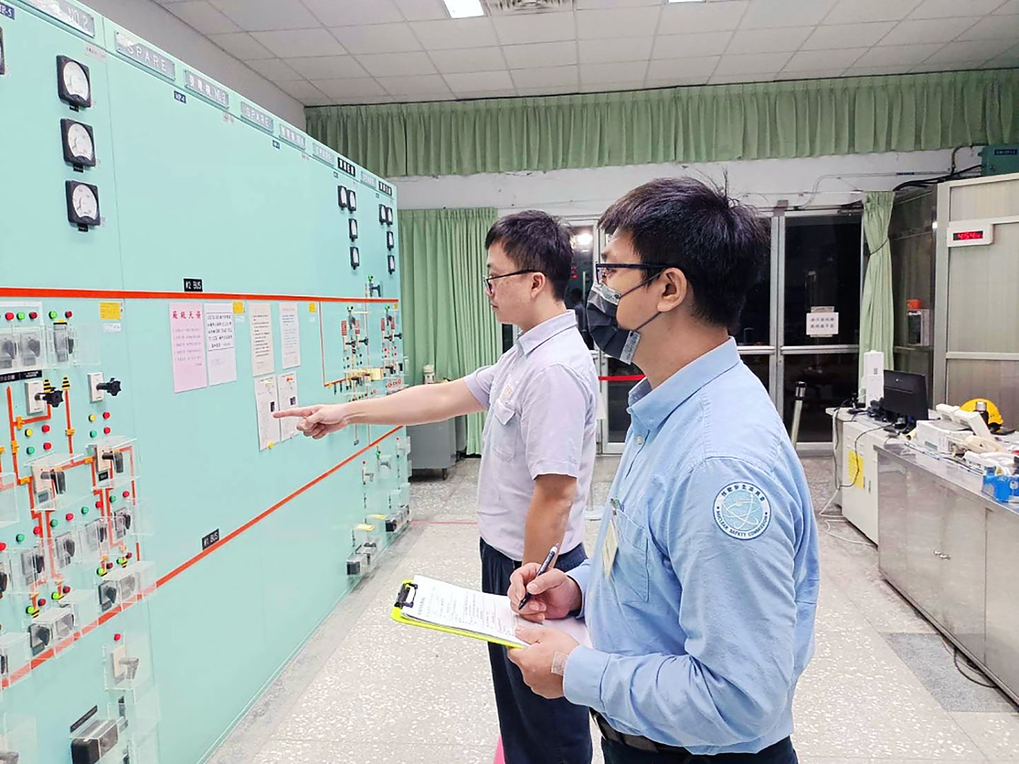 核安會視察員查核開關場控制室狀況
