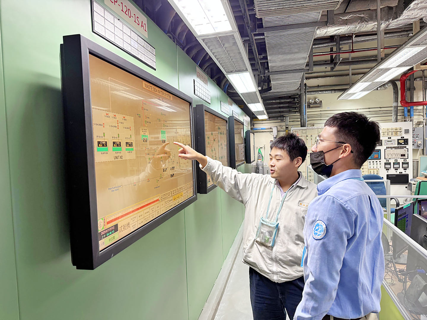 核安會視察員查核廢料控制室狀況