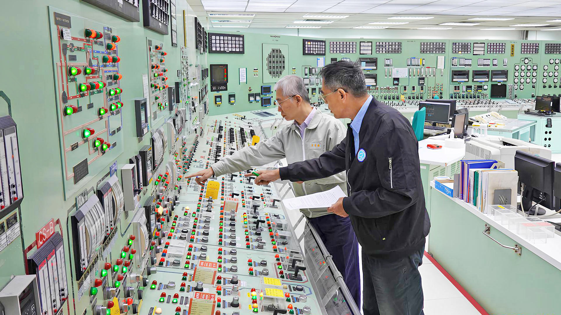 核安會視察員於1號機主控制室查核值班人員掌握機組狀況