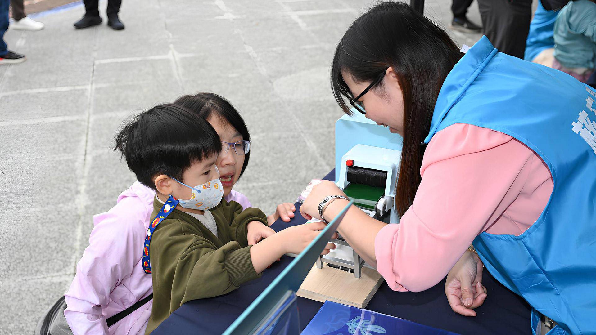 看見科學女力—核安會同仁親切解說行李X光機原理