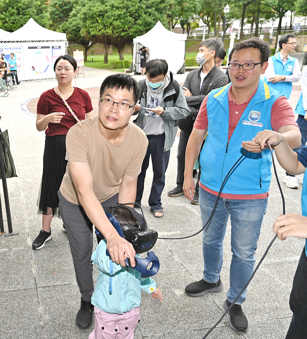 親子一同體驗科學_VR，在歡笑中認識放射性廢棄物的分類