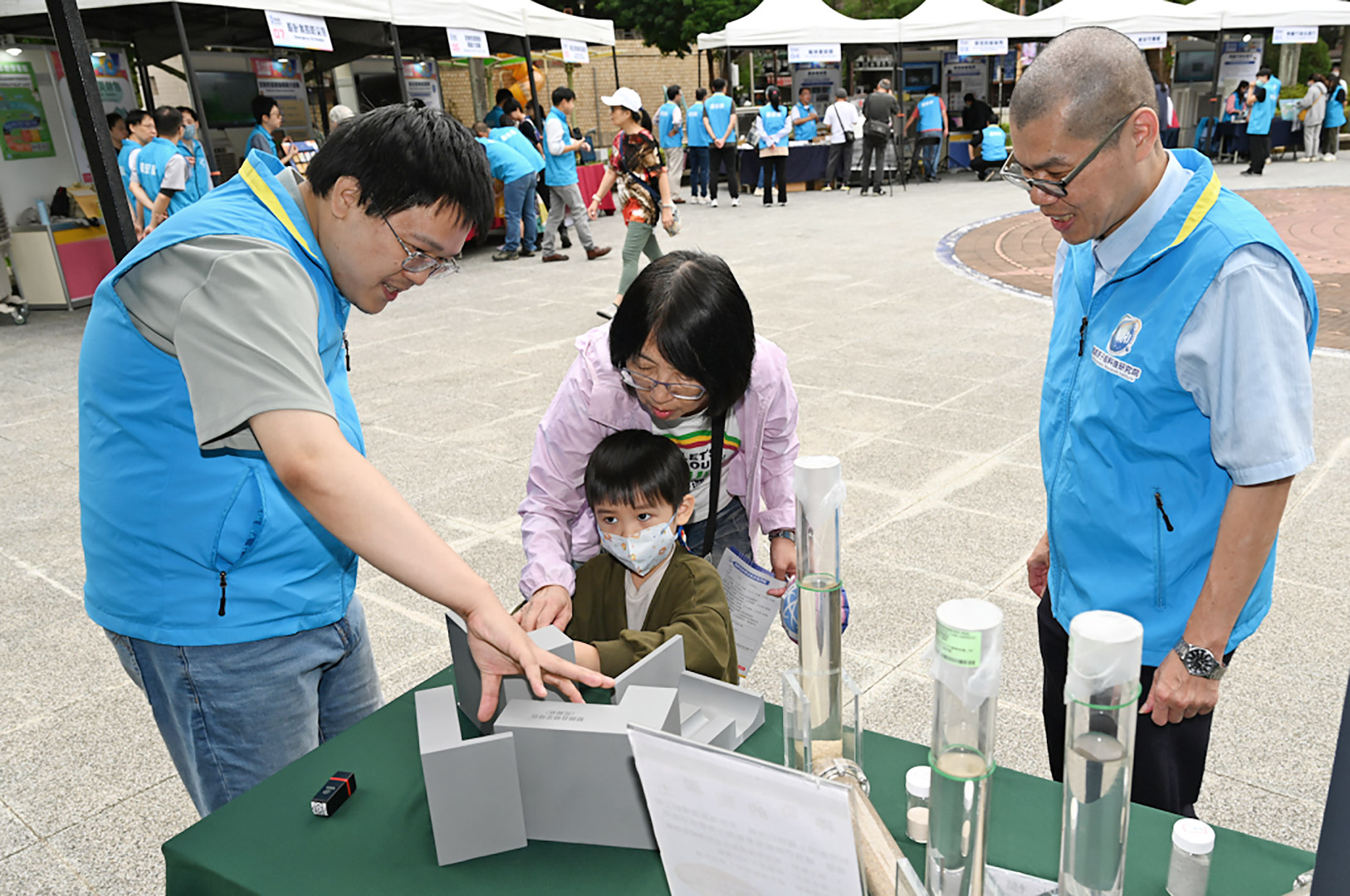 動手組裝放射性廢棄物處置模型