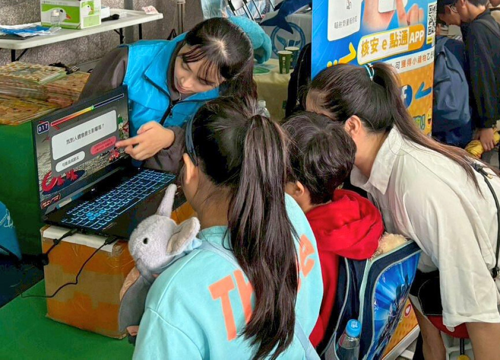 與民眾說明原子能科普知識