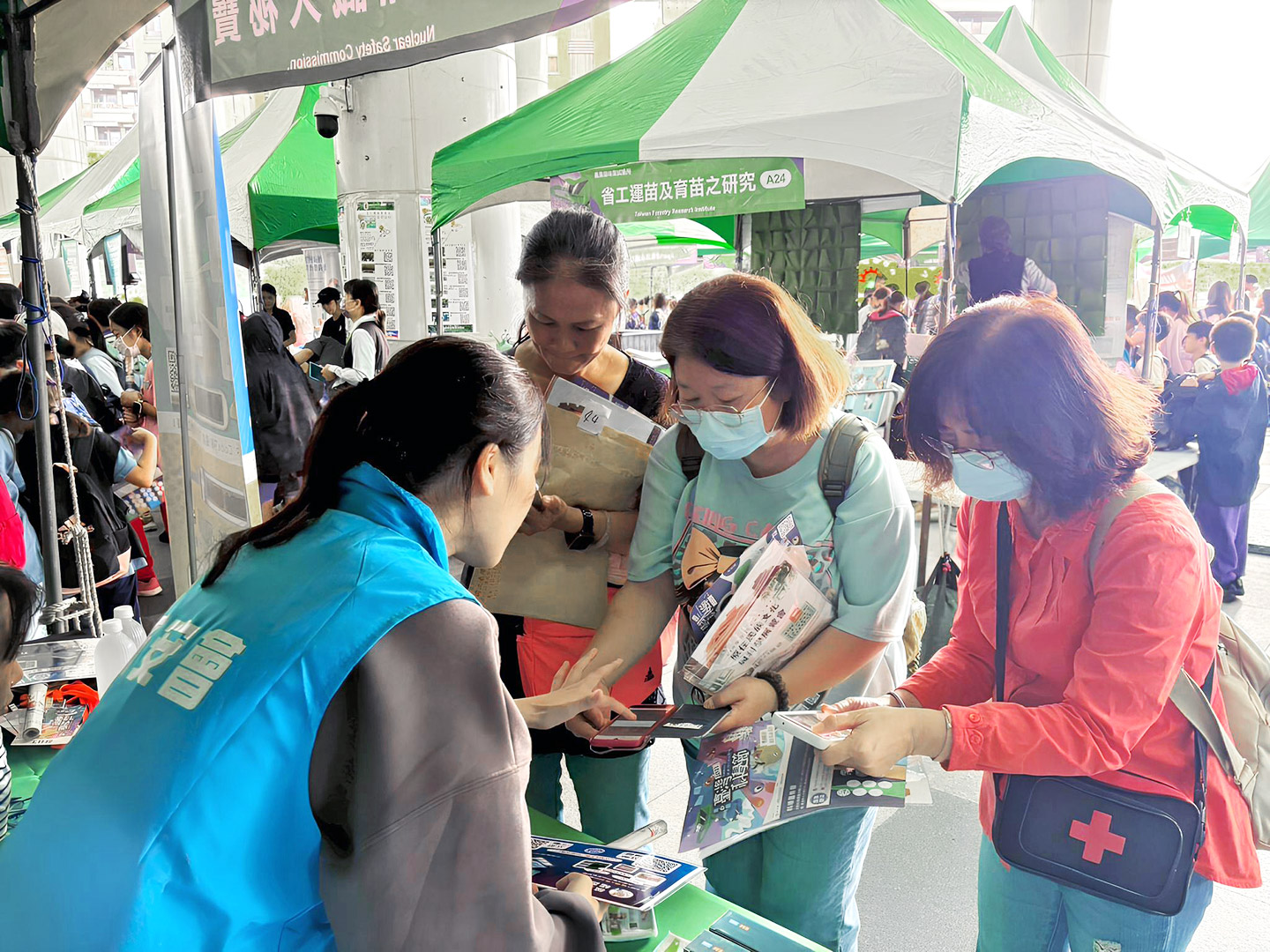 邀請民眾下載核安e點通APP，並說明其功能