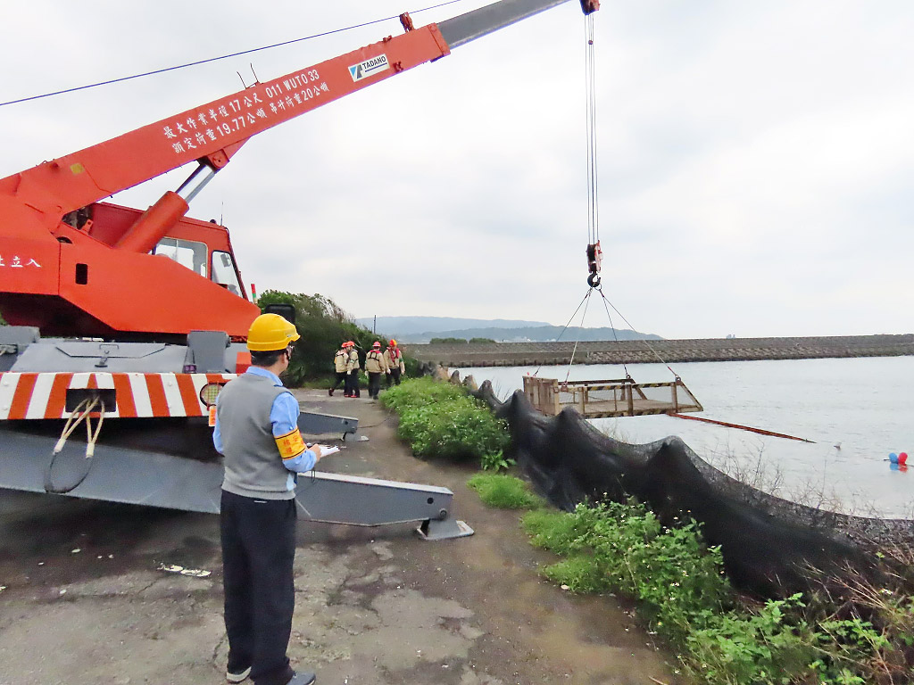 緊急進水口垃圾清運演練視察