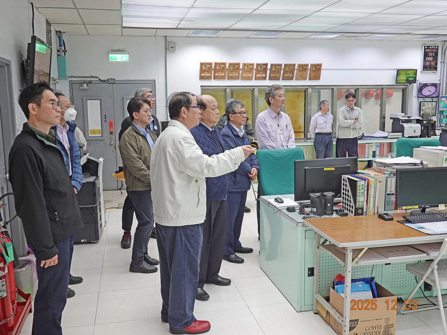 陳主任委員巡視核一廠2號機主控制室