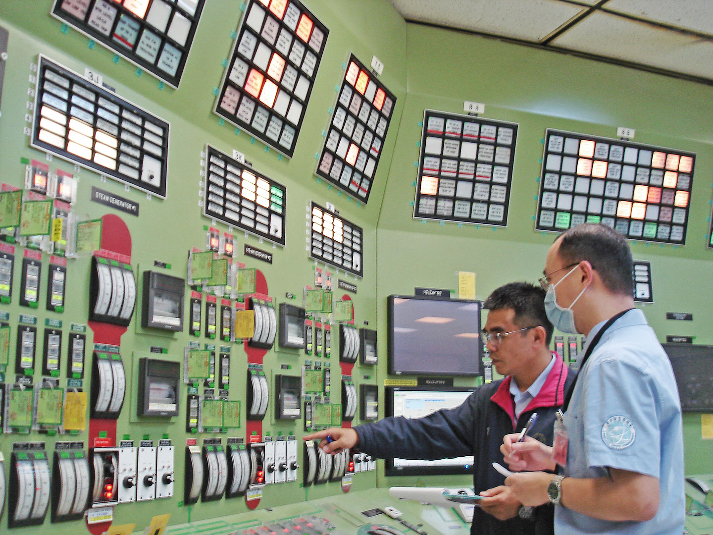 核安會視察員查核2號機主控制室機組狀況