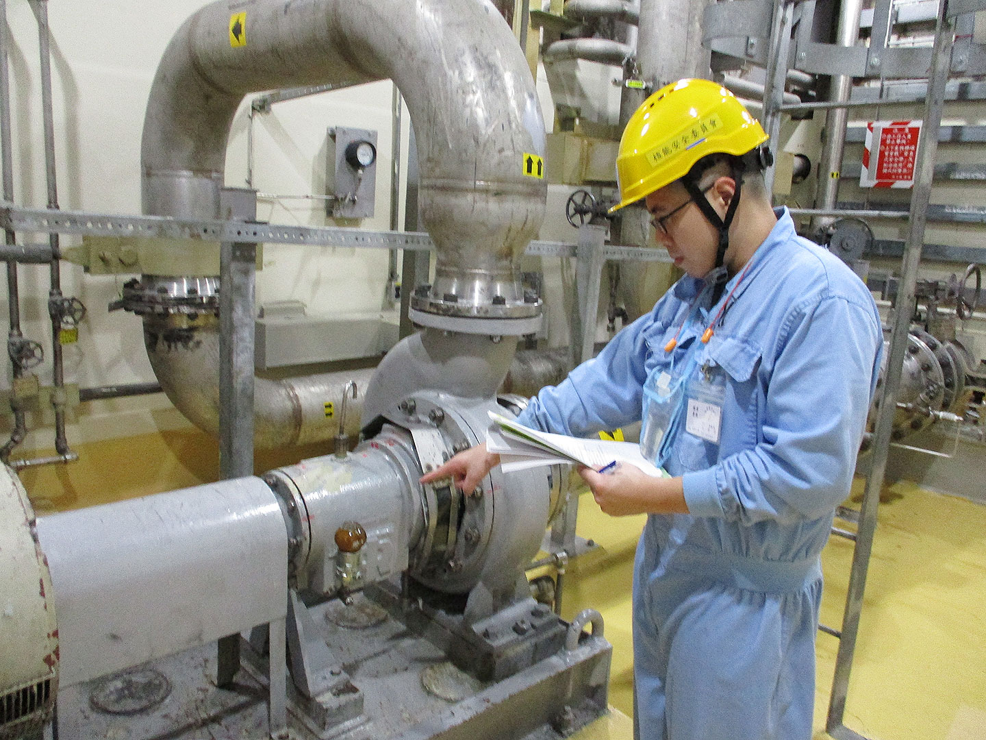 核安會視察員查核2號機輔助廠房現場狀況