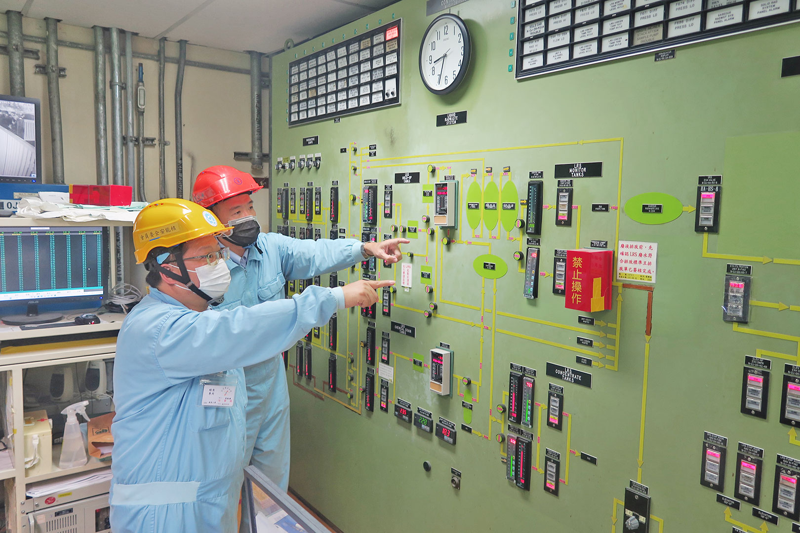 核安會視察員查核廢料廠房控制室狀況