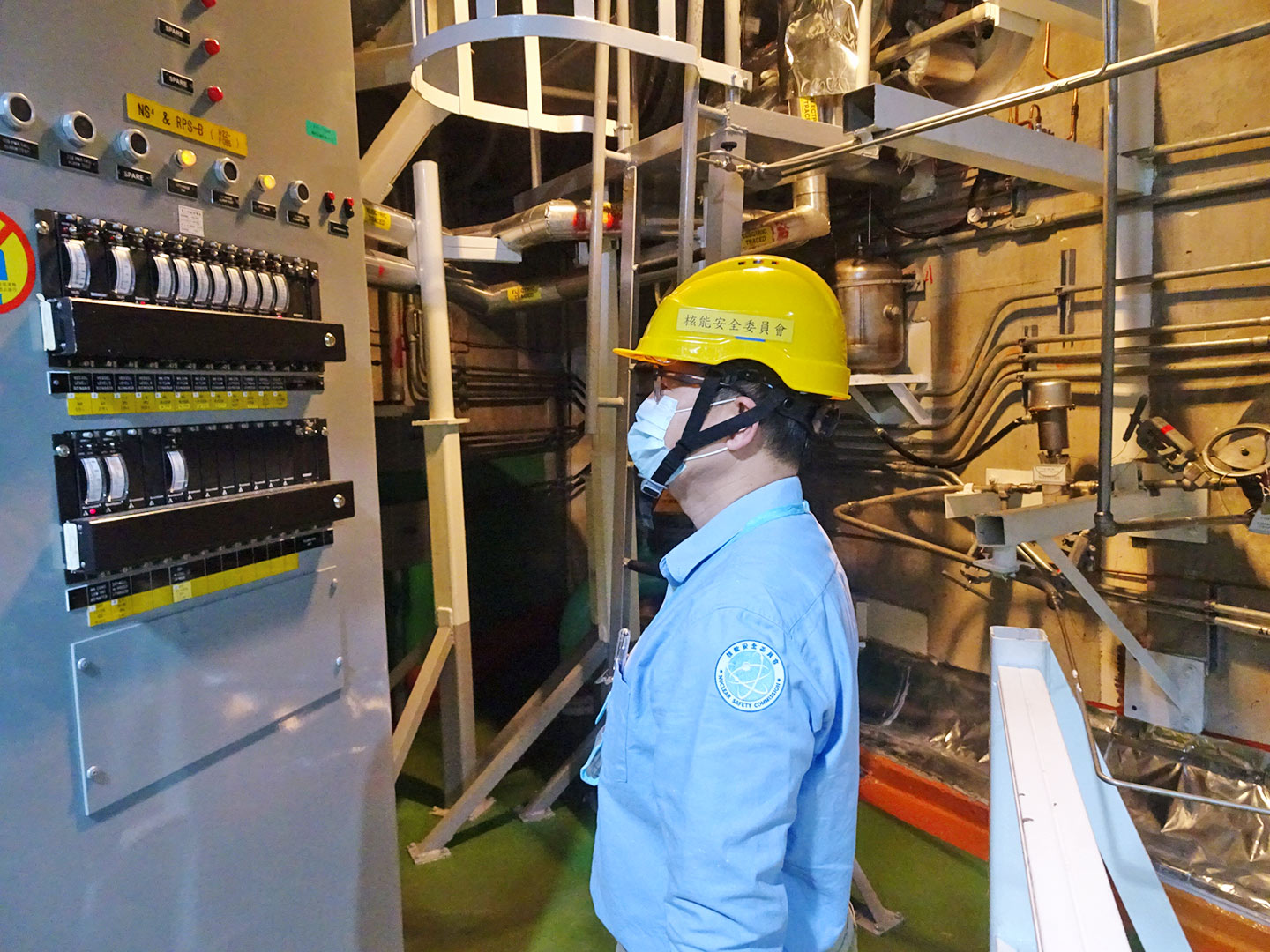 核安會視察員查核1號機輔機廠房設備狀況