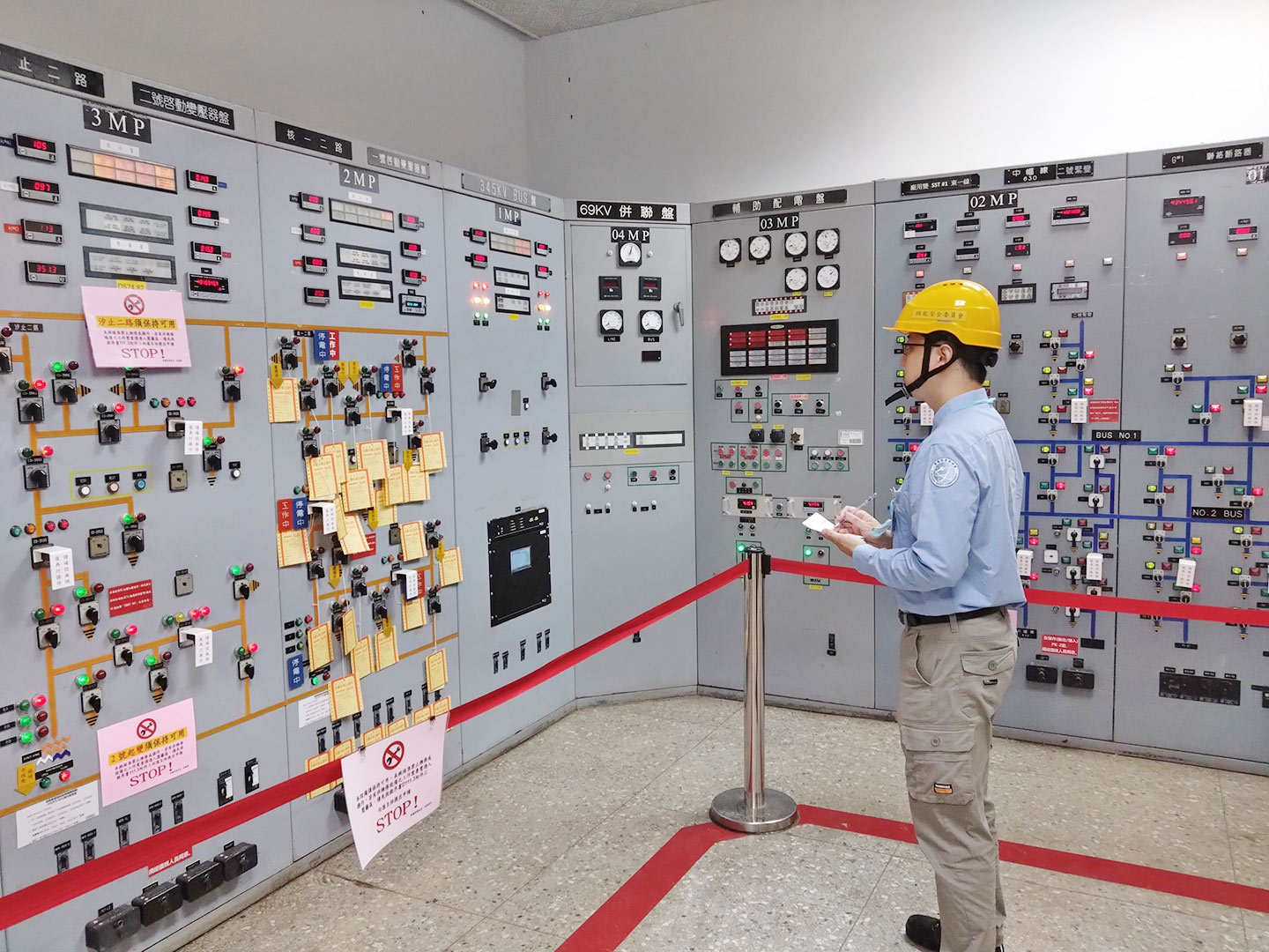 核安會視察員查核開關場控制室狀況