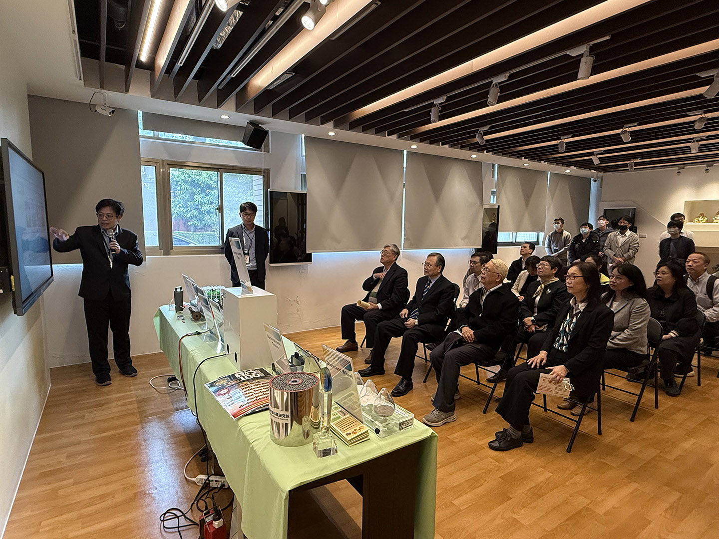 委員參觀核融合技術及創新電致變色技術
