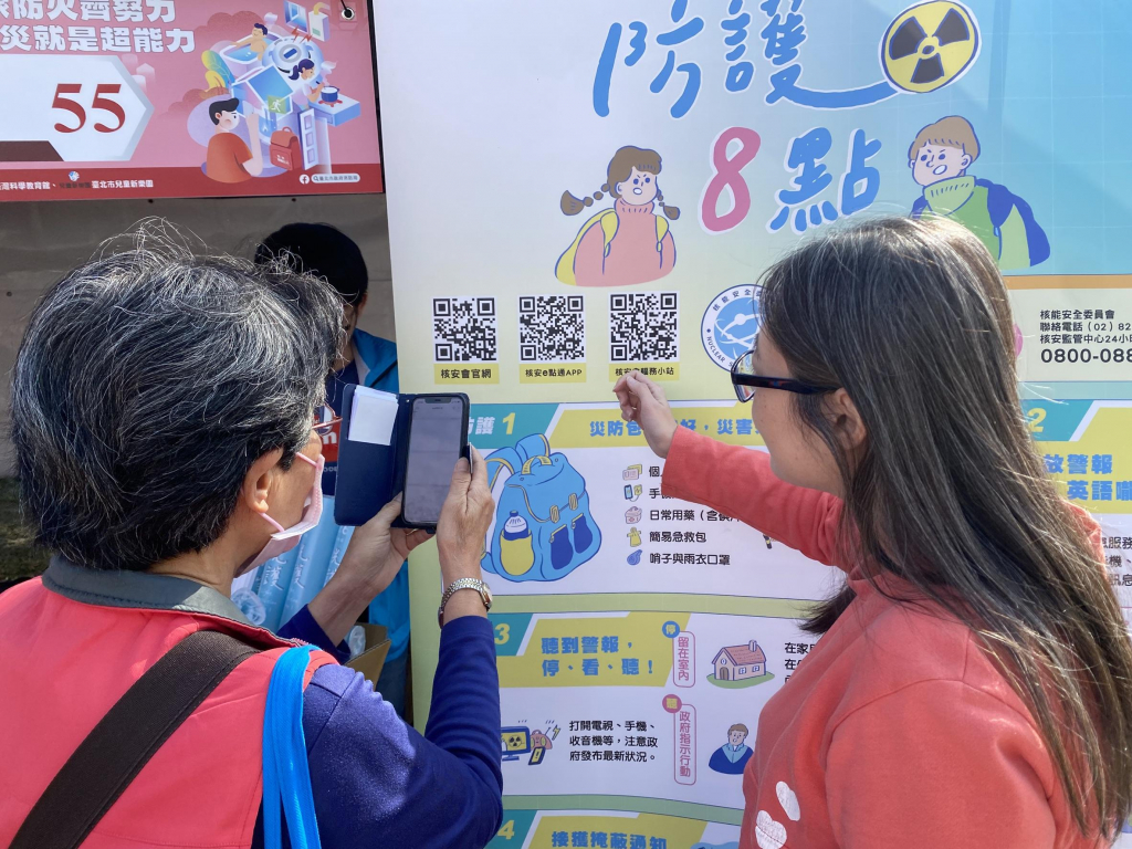 本會人員與民眾互動熱絡(一)