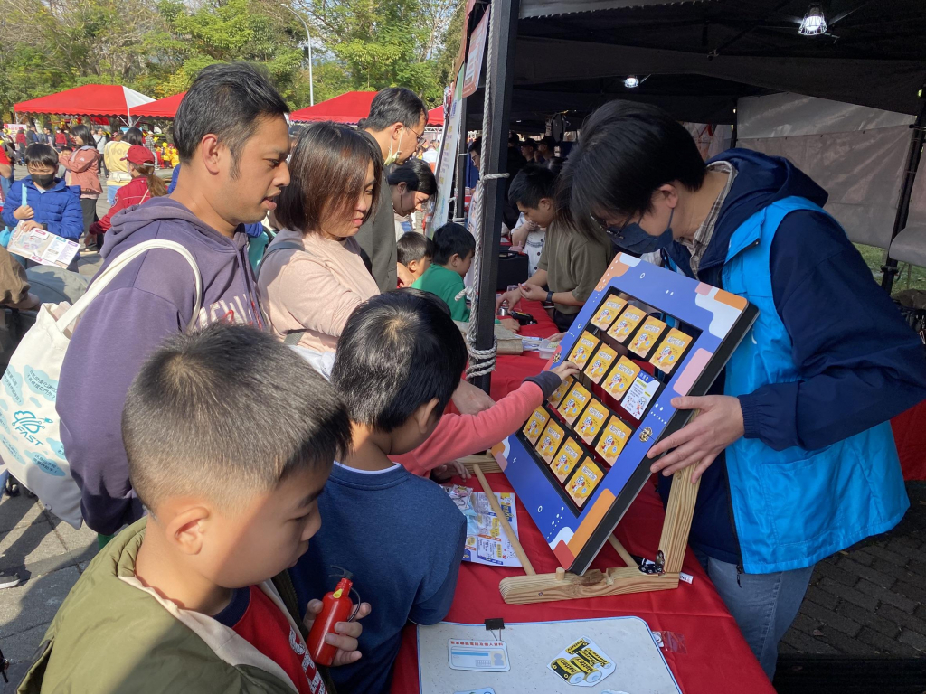 本會人員與民眾互動熱絡(二)