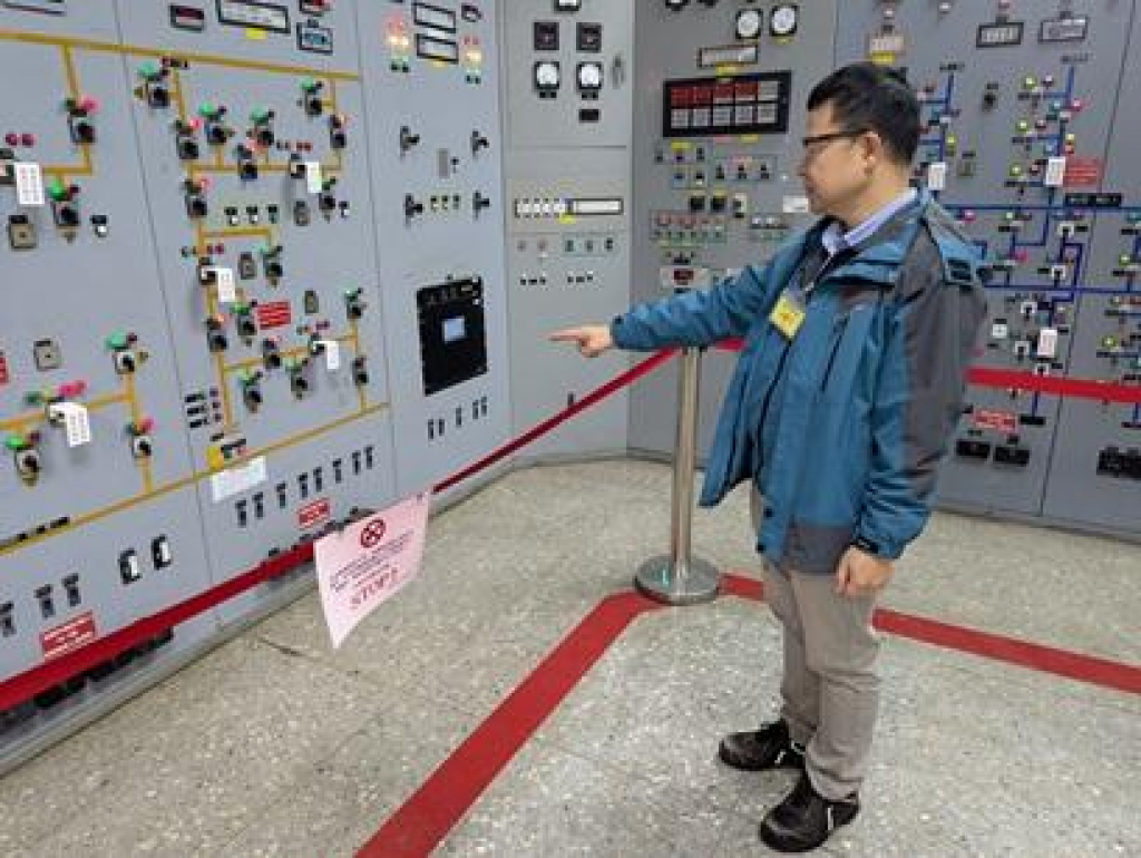 核安會視察員查核開關場控制室狀況