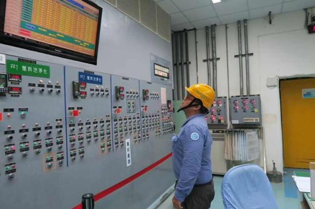 核安會視察員查核廢料廠房控制室運轉狀況