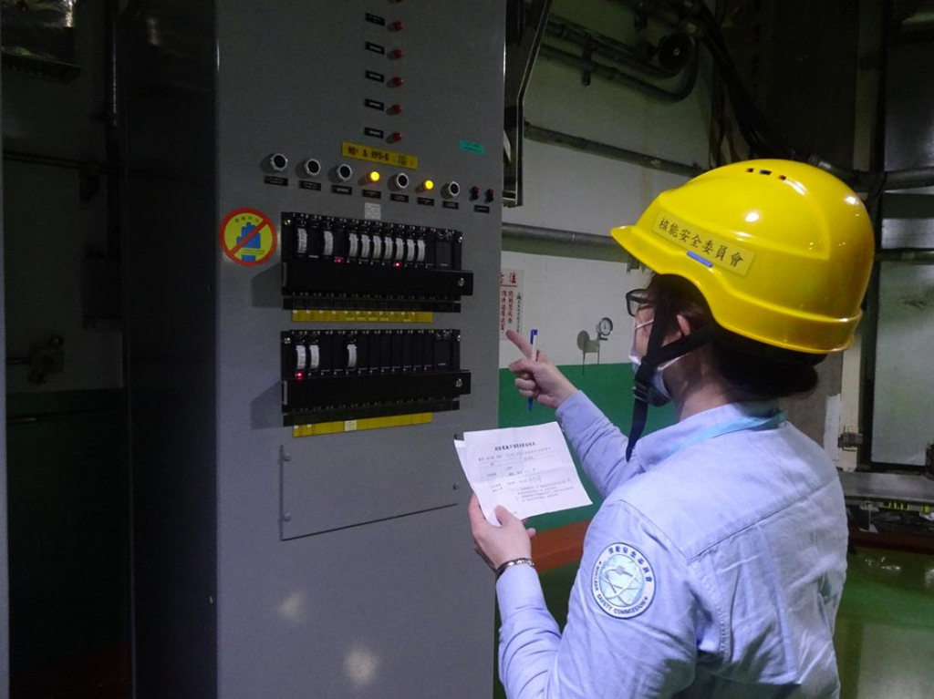 核安會視察員查核1號機輔機廠房現場狀況