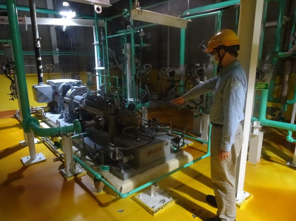 核安會視察員查核2號機輔機廠房現場狀況