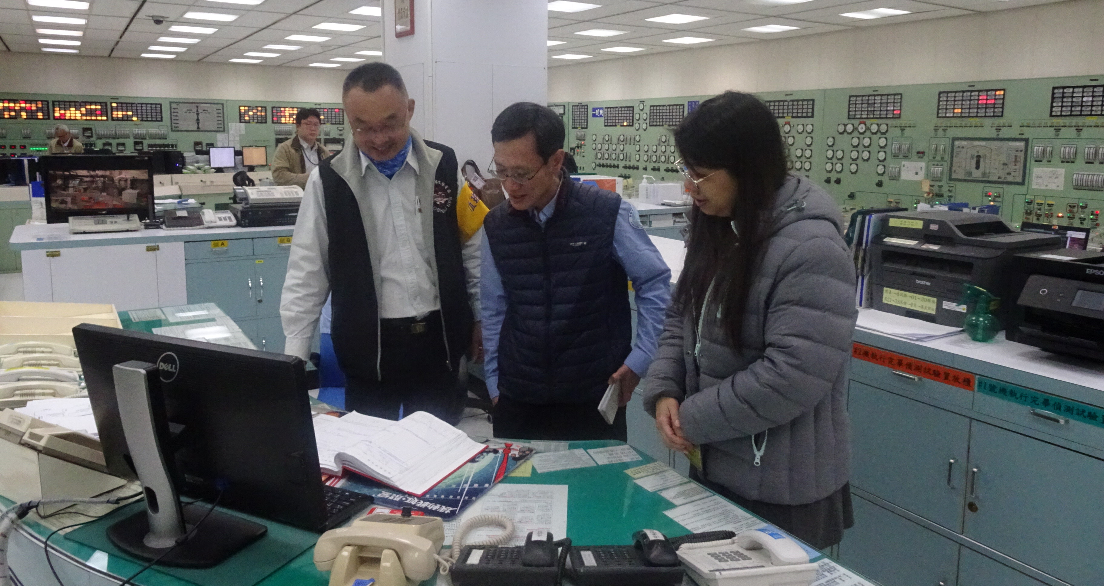 核安會廖科長及萬里區公所林課長於主控制室了解機組狀況