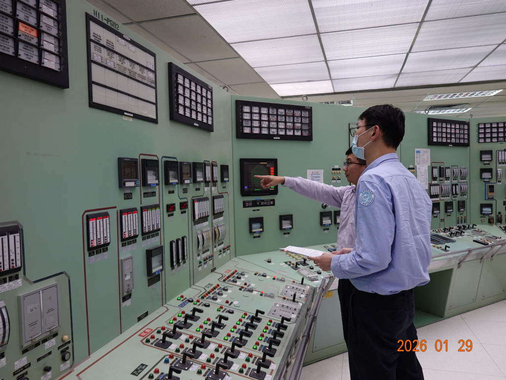 核安會視察員查核2號機主控制室狀況