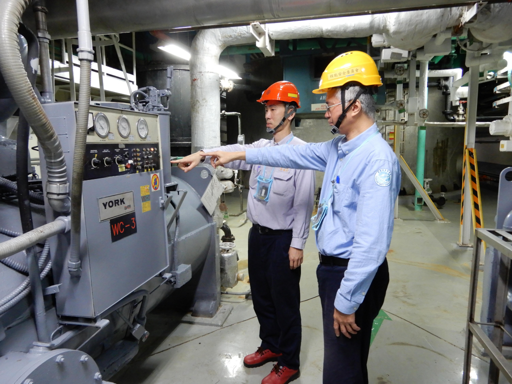 核安會視察員查核1號機聯合廠房現場狀況