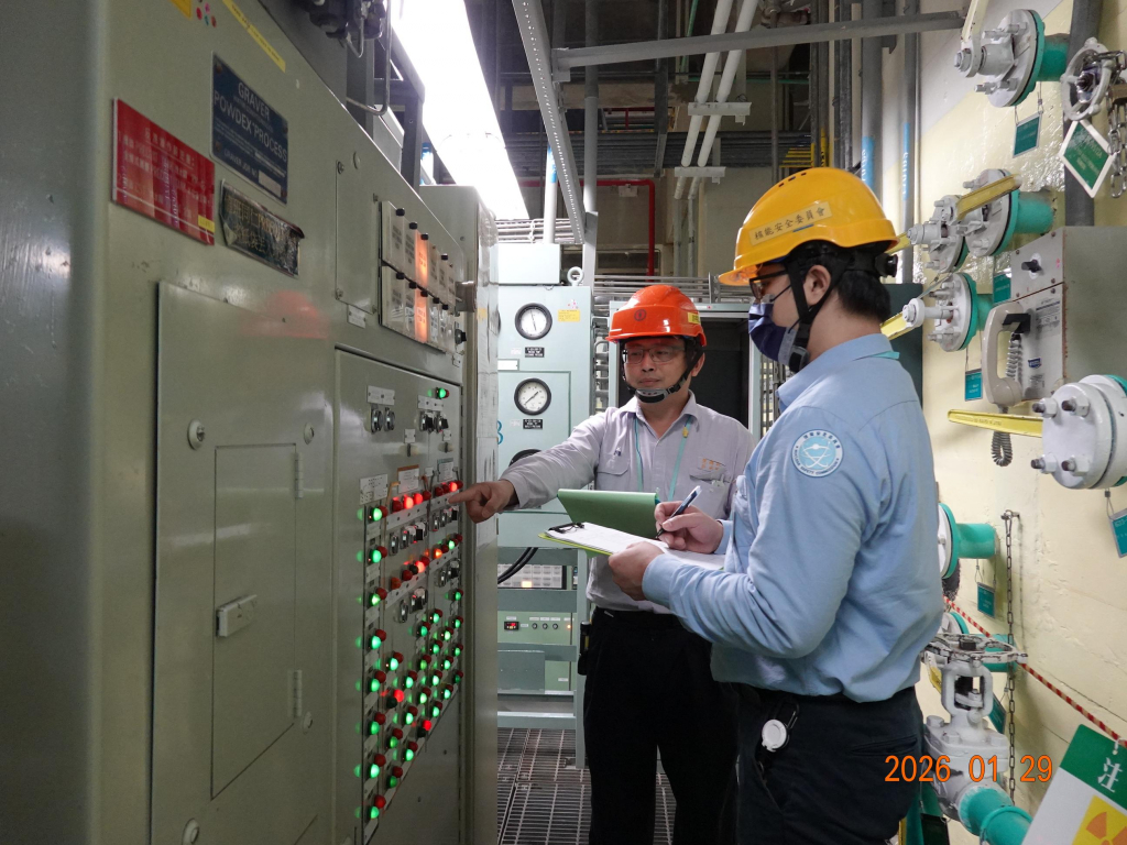 核安會視察員查核2號機反應器廠房現場狀況