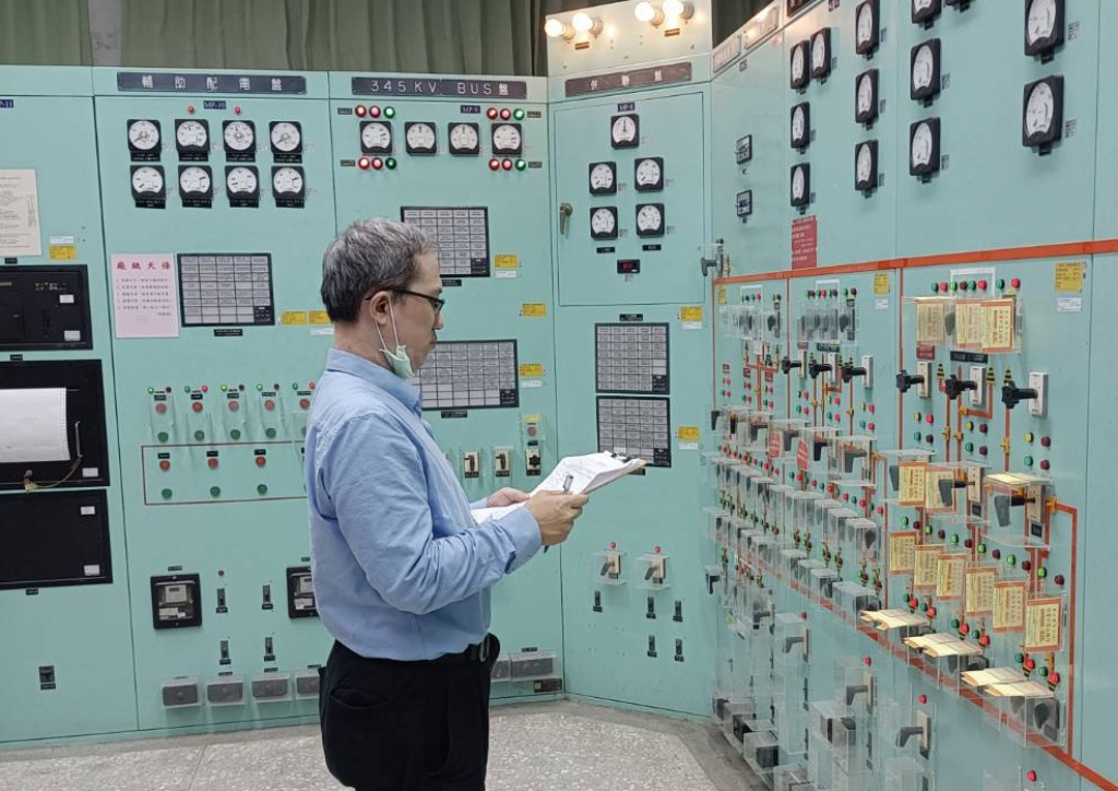 核安會視察員查證開關場控制室運作狀況