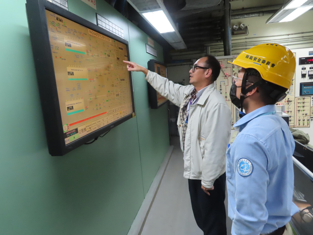 核安會視察員查核廢料控制室狀況