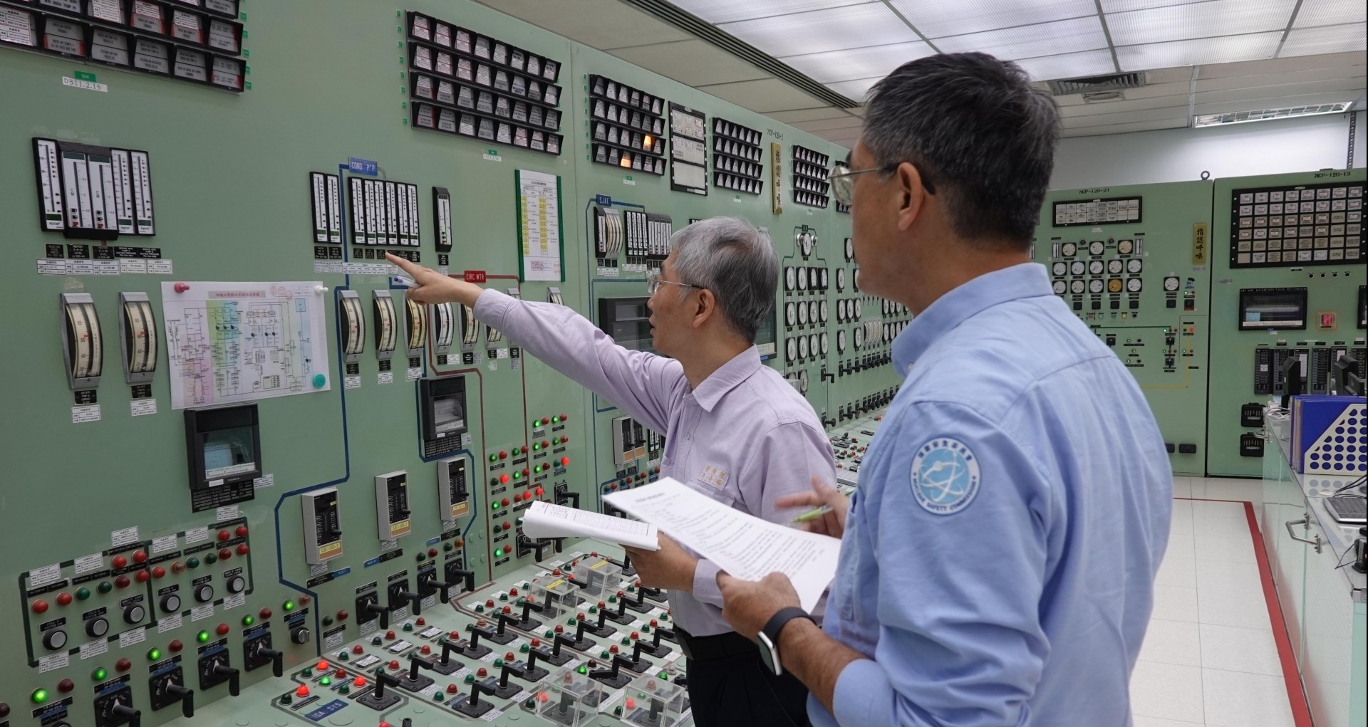 核安會視察員查核1號機主控制室狀況