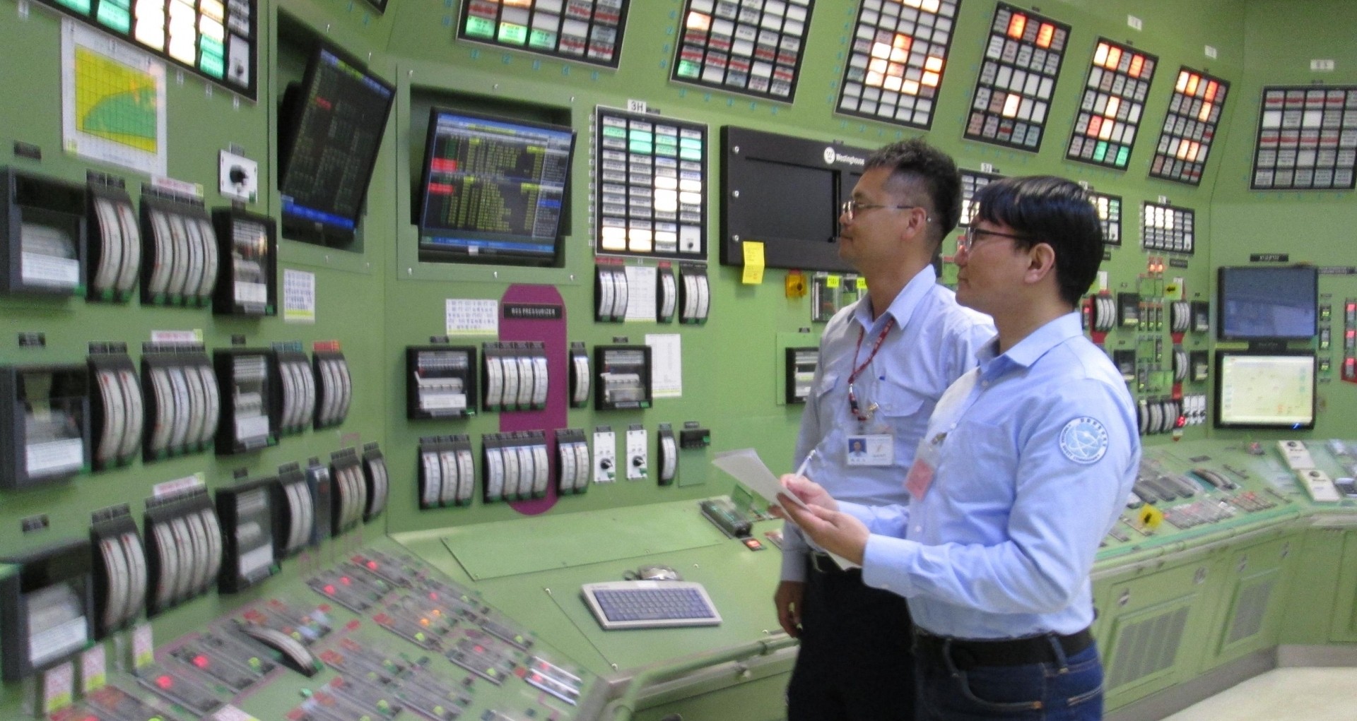 核安會視察員查核1號機主控制室機組狀況