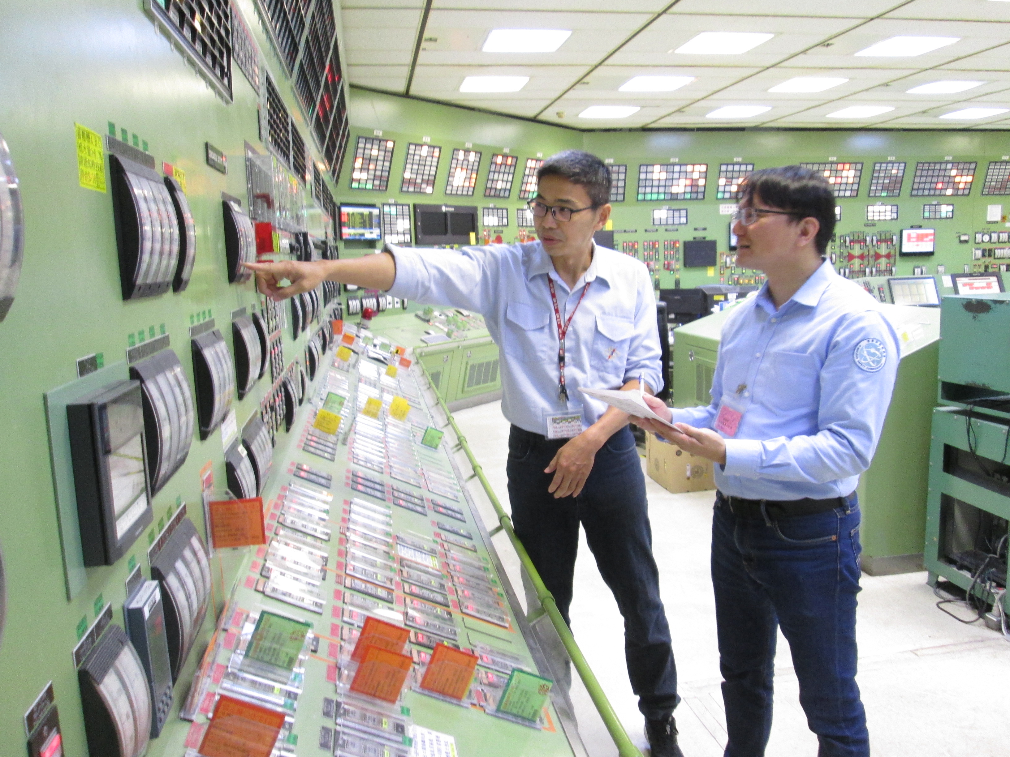 核安會視察員查核2號機主控制室機組狀況