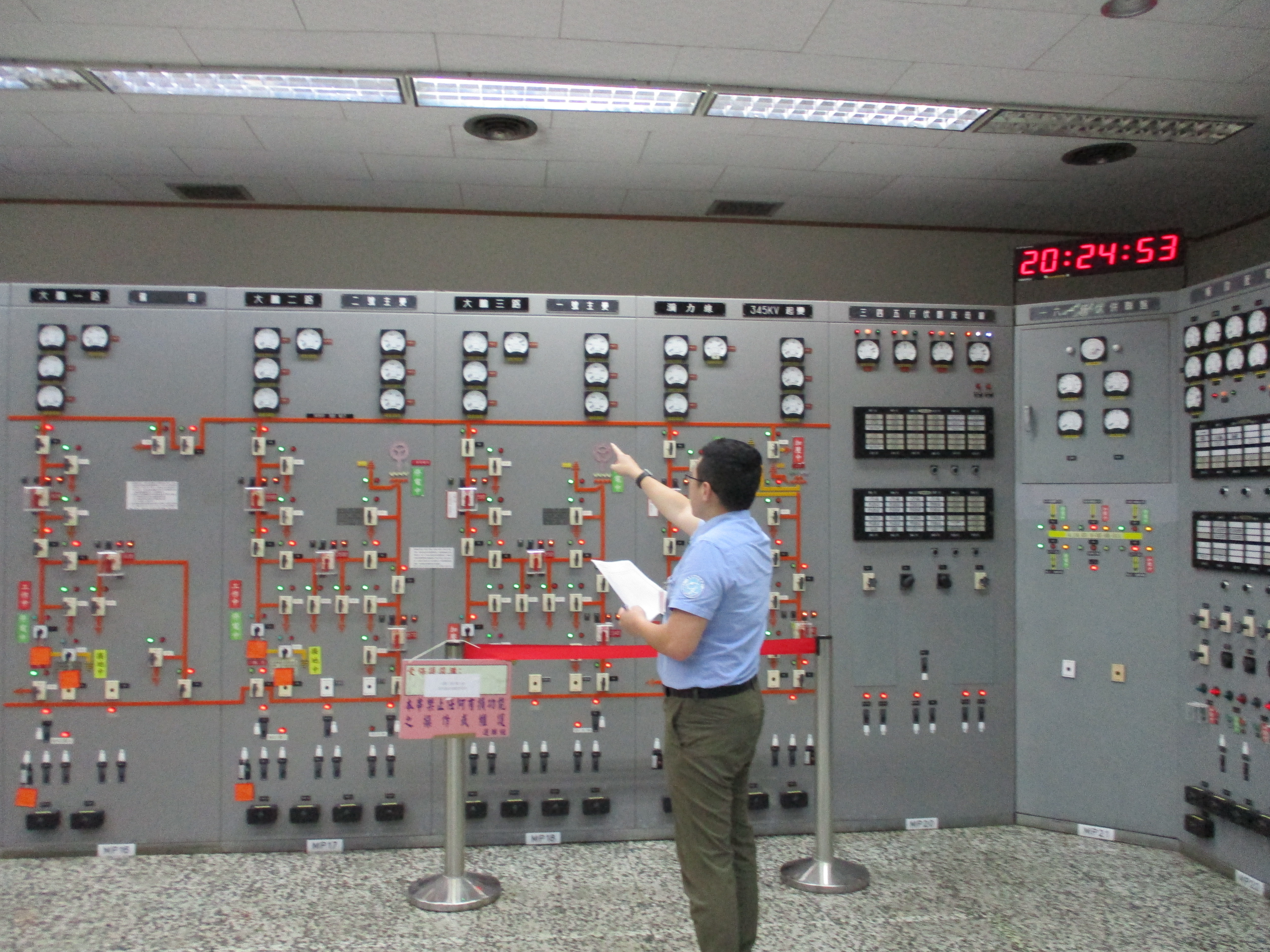 核安會視察員查核開關場控制室狀況