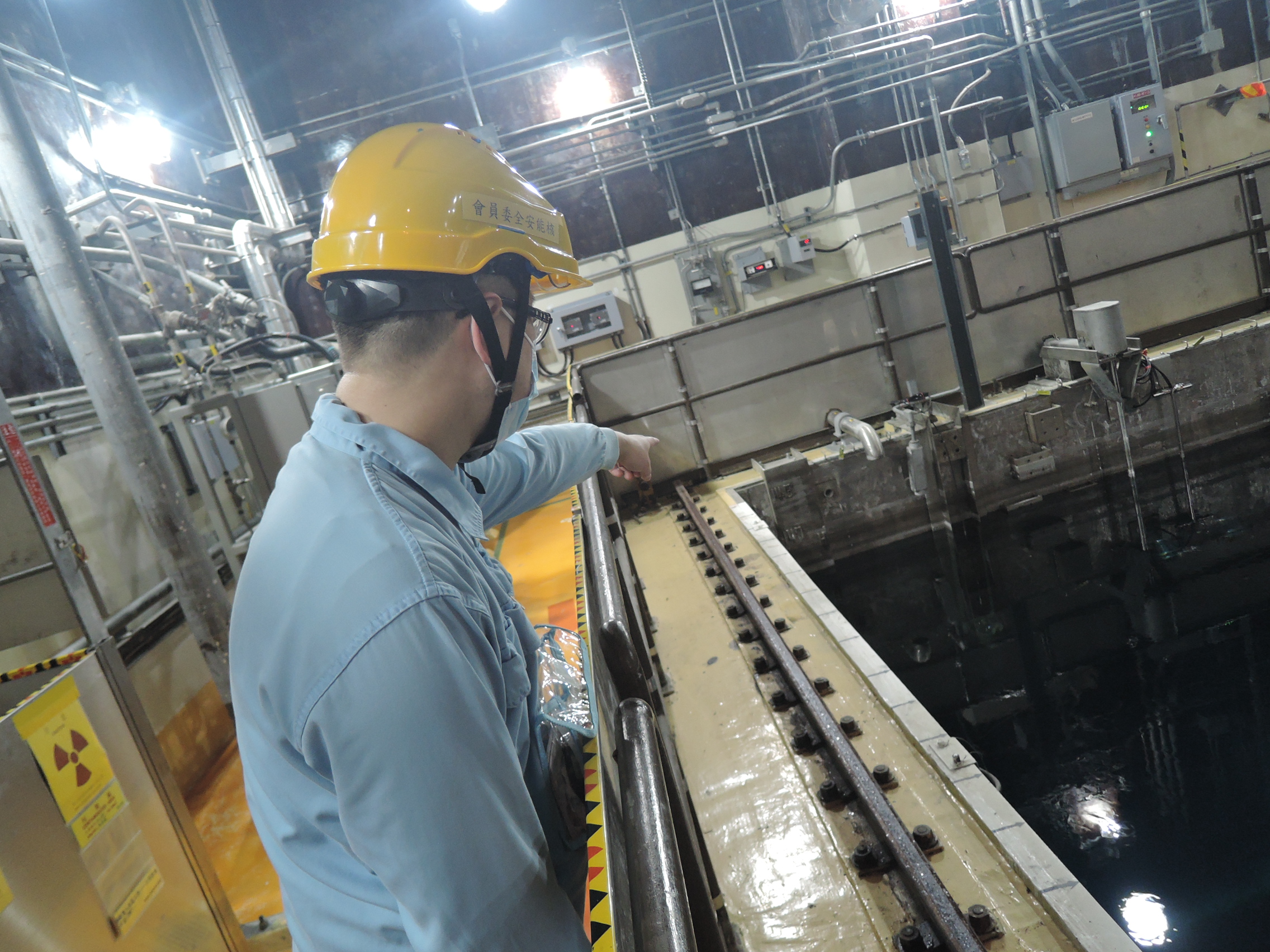 核安會視察員查核1號機燃料廠房現場狀況