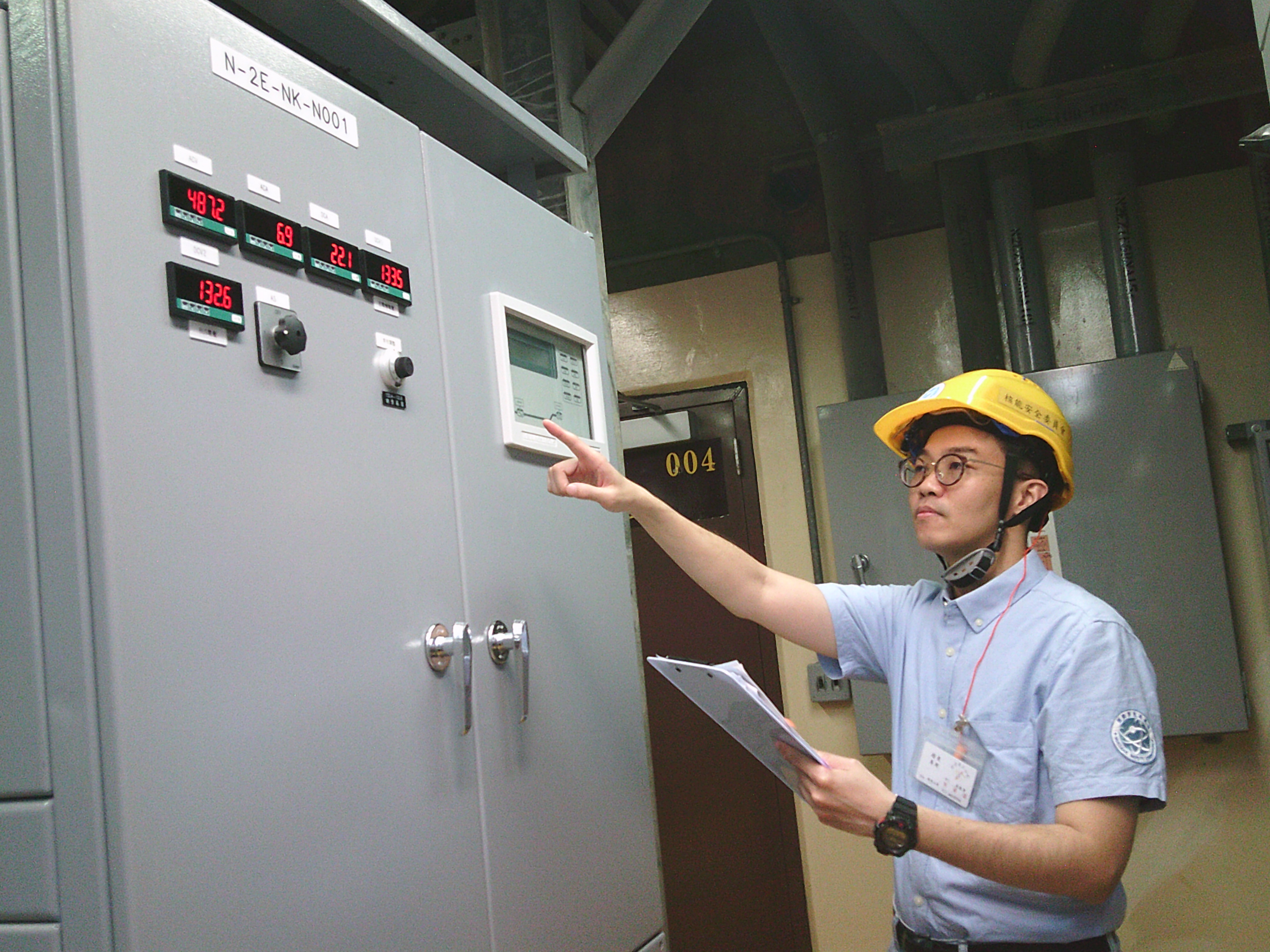 核安會視察員查核2號機汽機廠房現場狀況