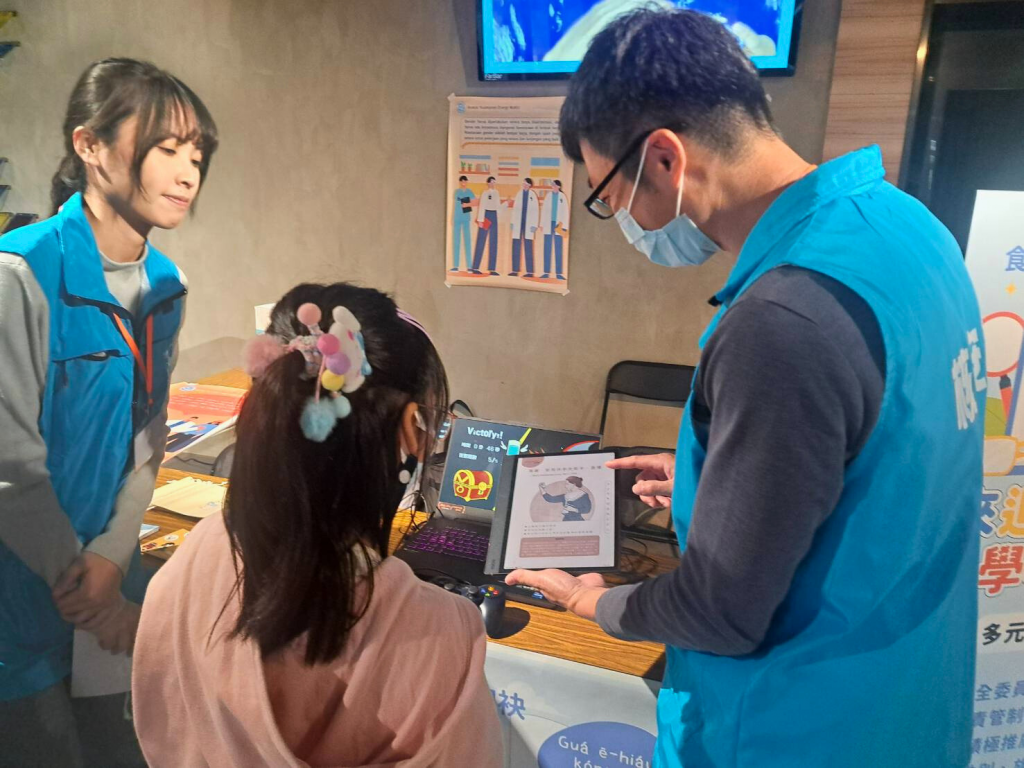 與學童一同翻閱女性科學家電子繪本