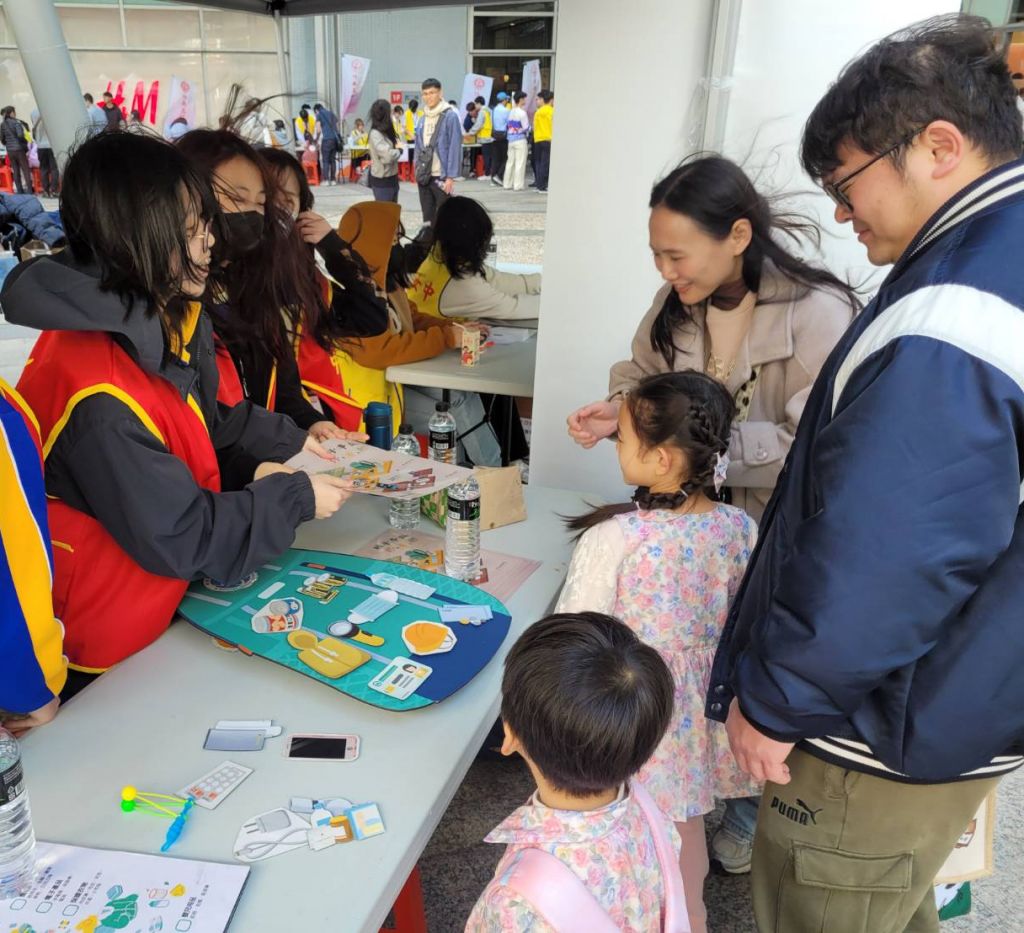 學生解說員熱情與民眾互動