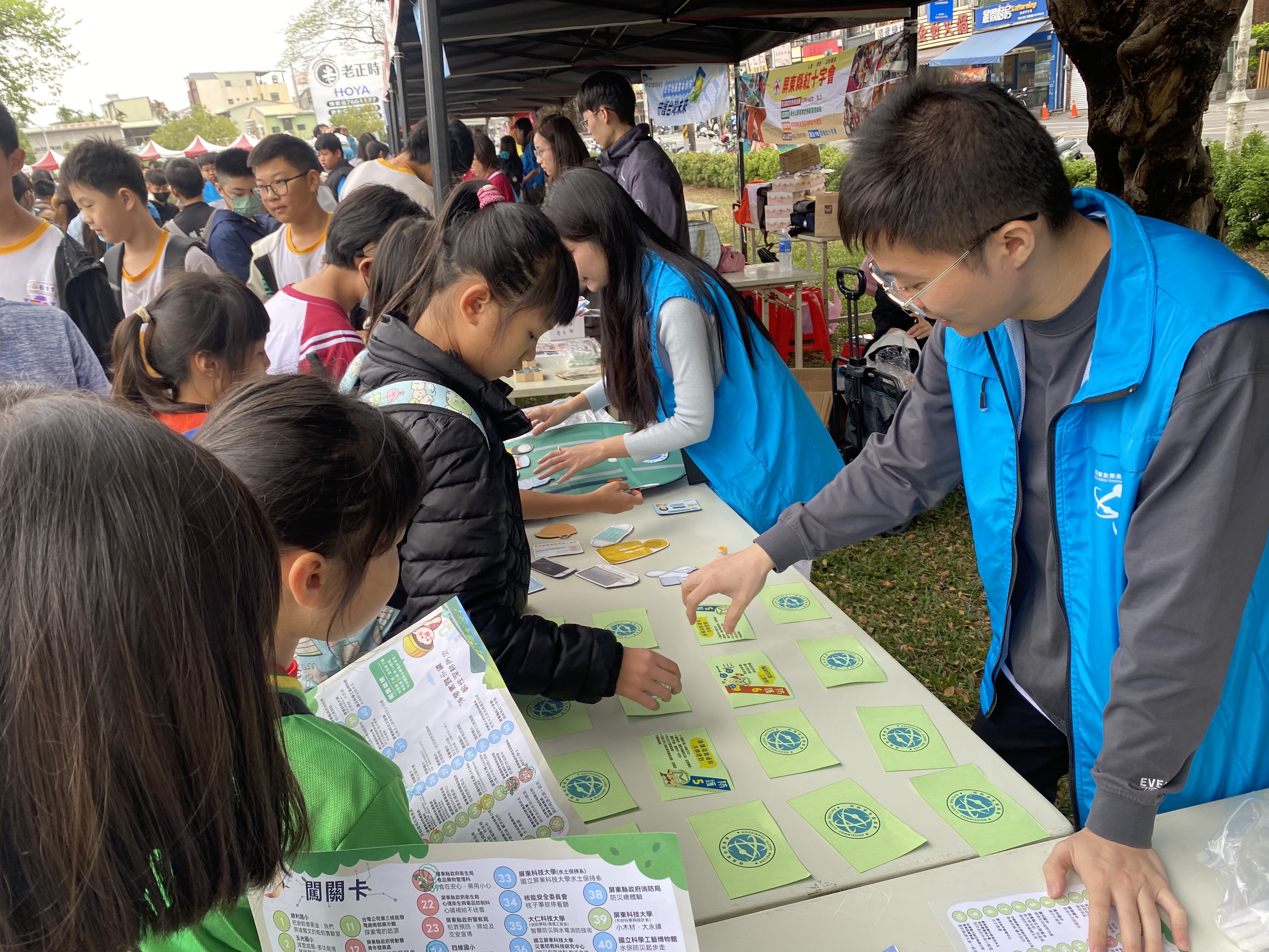 本會同仁與學童互動溝通及宣導(二)