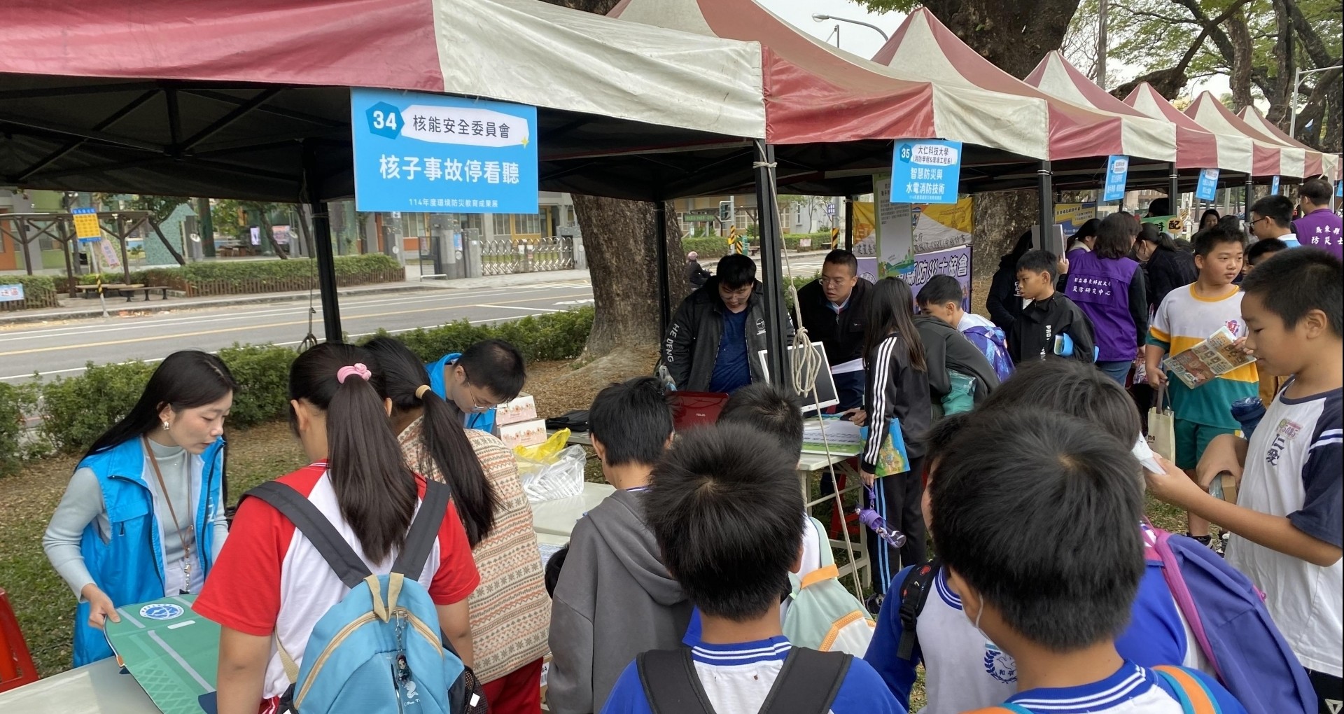 學童熱情參與攤位活動