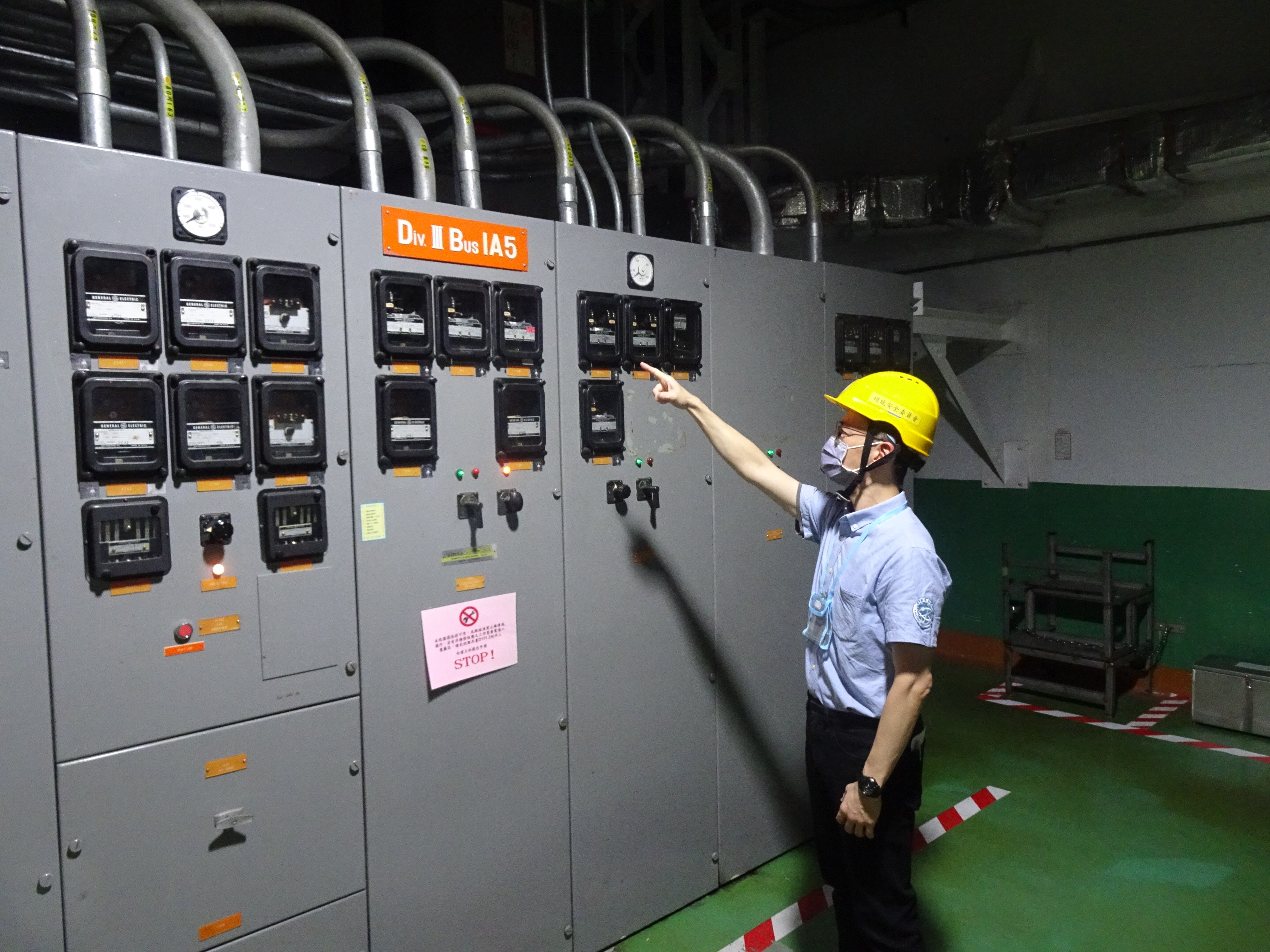 核安會視察員查核1號機輔機廠房設備狀況