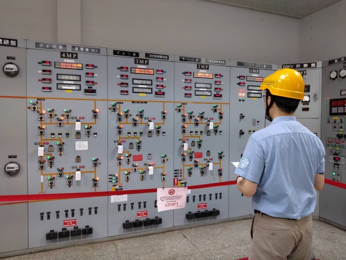 核安會視察員查核開關場控制室狀況