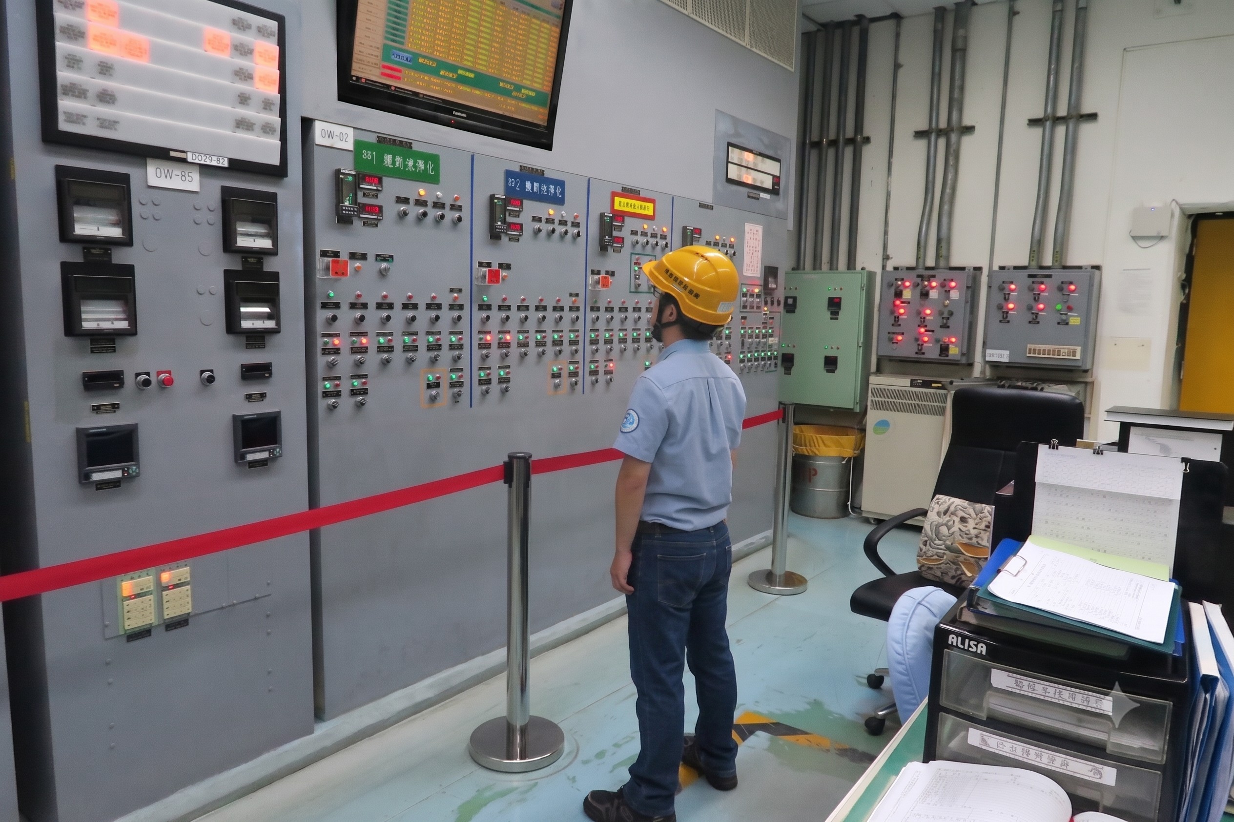 核安會視察員查核廢料廠房控制室運轉狀況