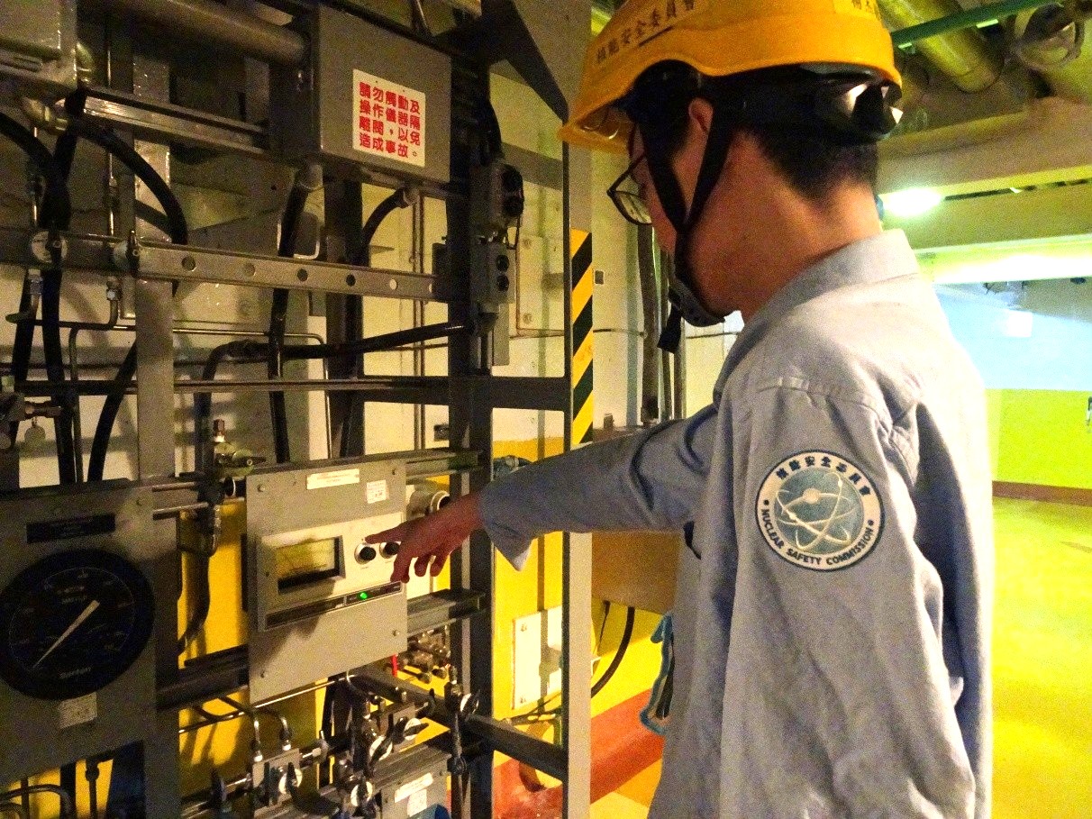 核安會視察員查核2號機輔機廠房設備狀況