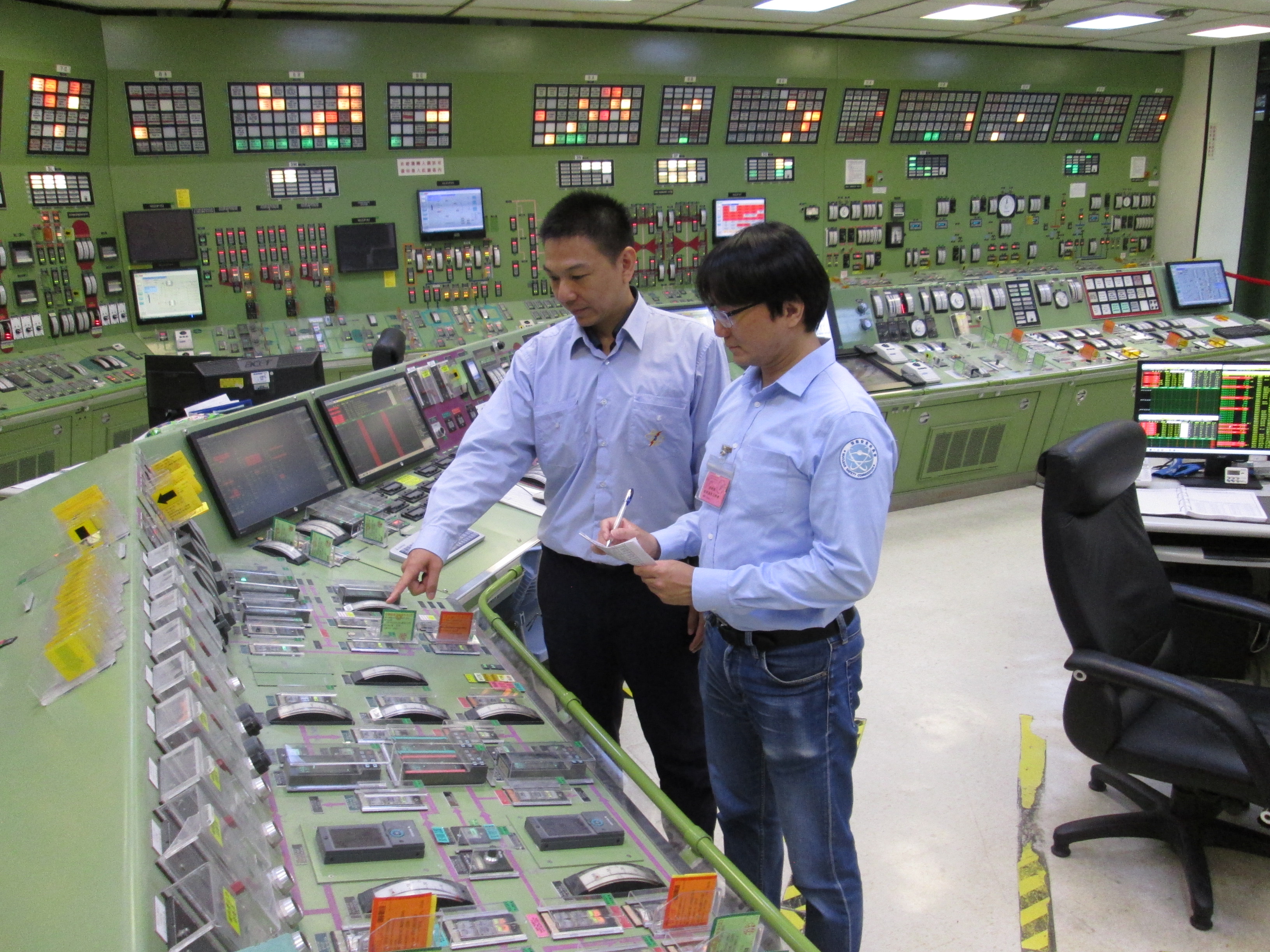 核安會視察員查證2號機主控制室機組狀況