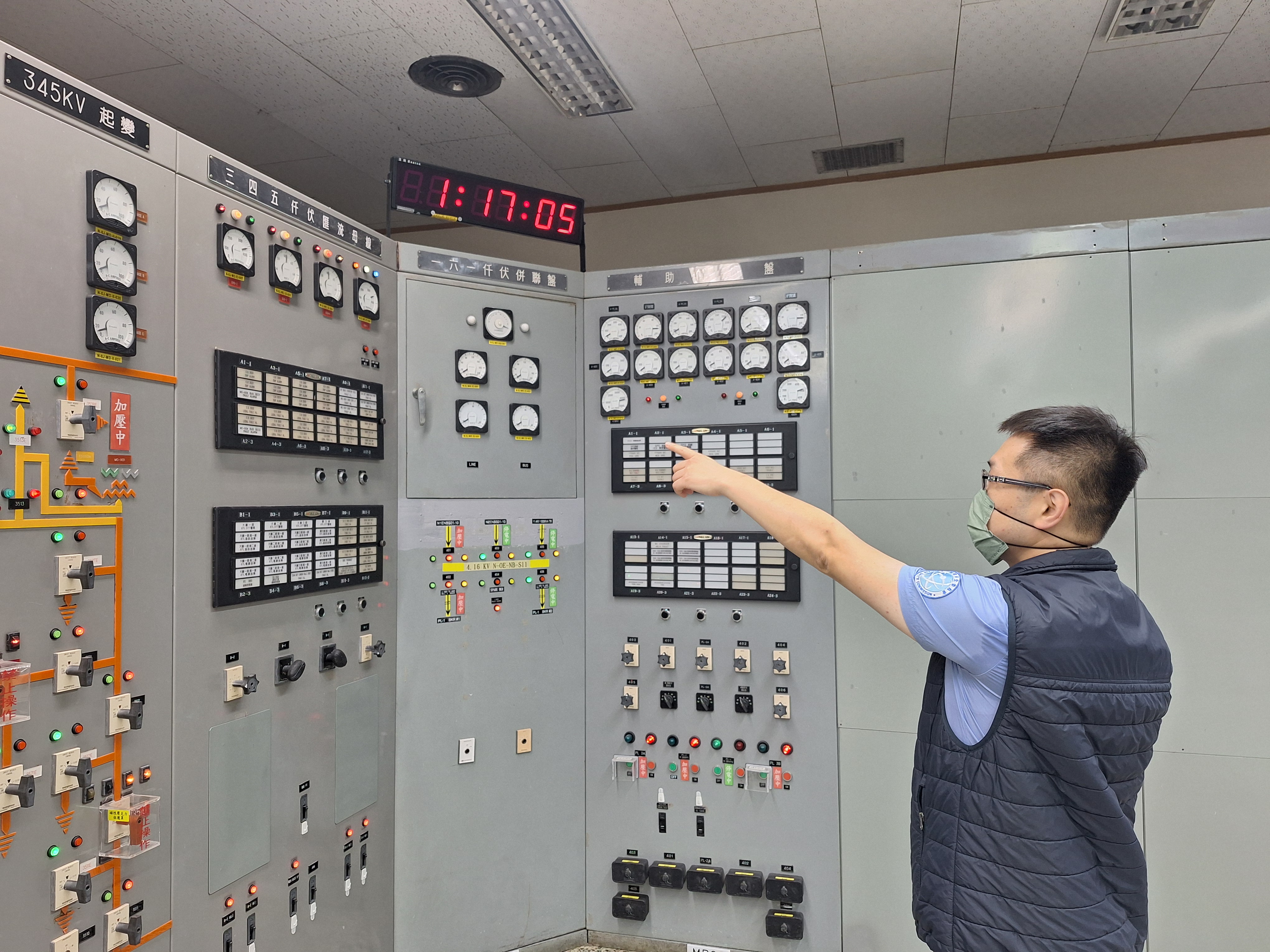 核安會視察員查證開關場控制室狀況