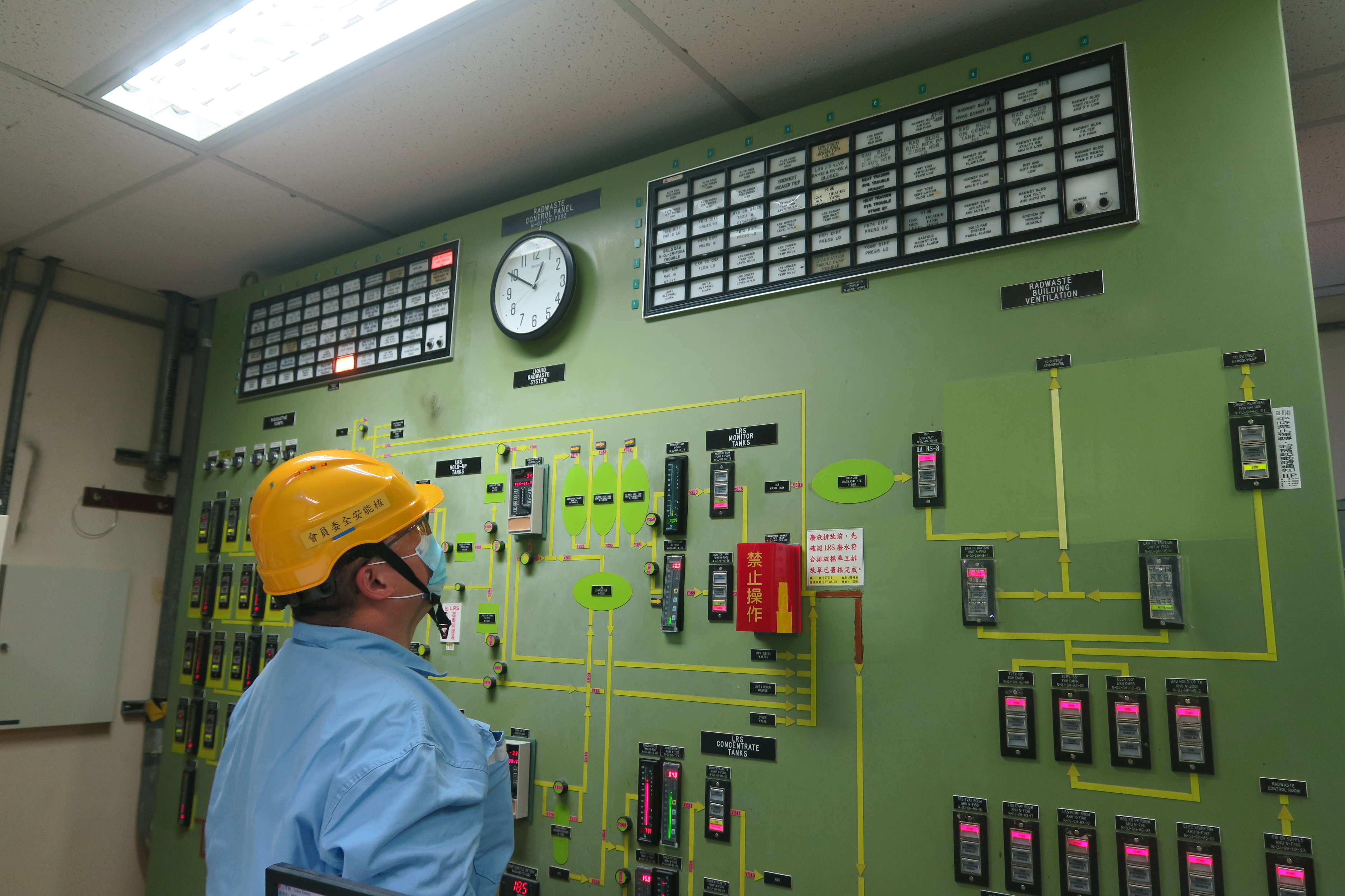 核安會視察員查證廢料廠房現場狀況