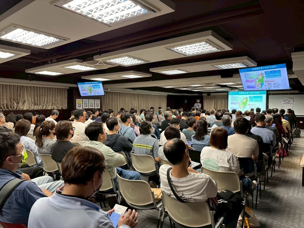 高雄場：與會人員聆聽系統操作說明